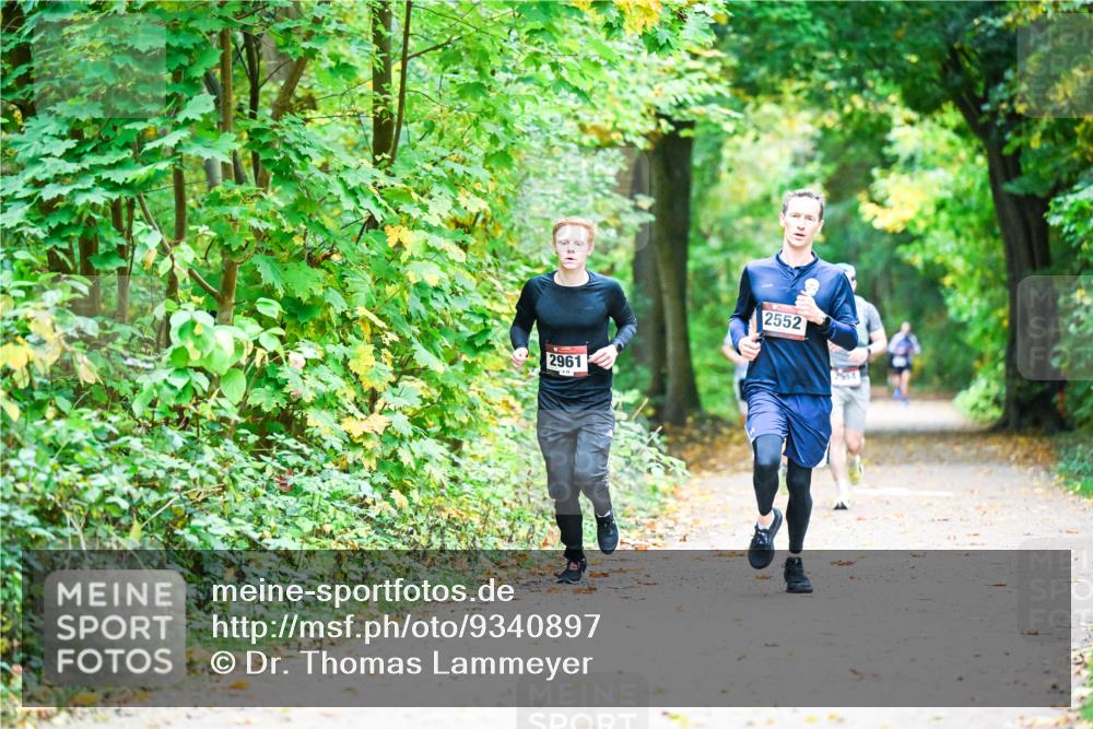12.10.2025 - Bramfelder Halbmarathon 2025 Dr. Thomas Lammeyer http://msf.ph/oto/9340897 12.10.2025 09:50:01 Laufen 2961, 2552, 2554 meine-sportfotos.de