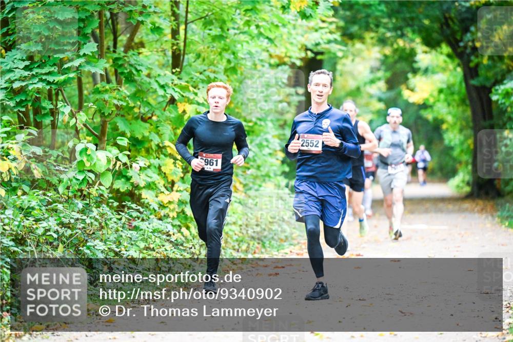 12.10.2025 - Bramfelder Halbmarathon 2025 Dr. Thomas Lammeyer http://msf.ph/oto/9340902 12.10.2025 09:50:02 Laufen 961, 2552 meine-sportfotos.de