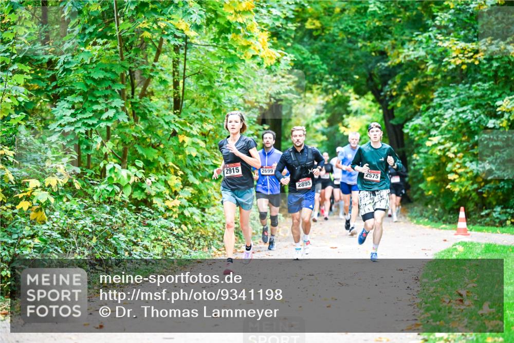 12.10.2025 - Bramfelder Halbmarathon 2025 Dr. Thomas Lammeyer http://msf.ph/oto/9341198 12.10.2025 09:51:05 Laufen 2915, 2699, 2895, 2575 meine-sportfotos.de