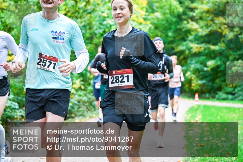 12.10.2025 - Bramfelder Halbmarathon 2025 Dr. Thomas Lammeyer http://msf.ph/oto/9341267 12.10.2025 09:51:16 Laufen 2571, 34, 2821, 2676 meine-sportfotos.de