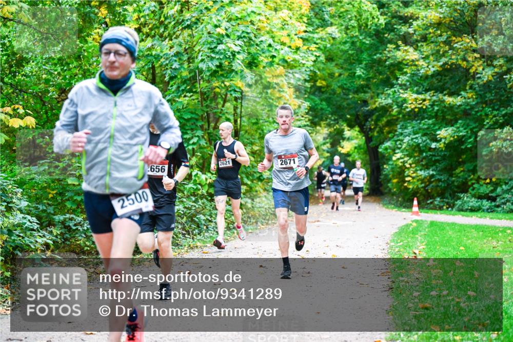 12.10.2025 - Bramfelder Halbmarathon 2025 Dr. Thomas Lammeyer http://msf.ph/oto/9341289 12.10.2025 09:51:20 Laufen 2500, 656, 2621, 2671 meine-sportfotos.de