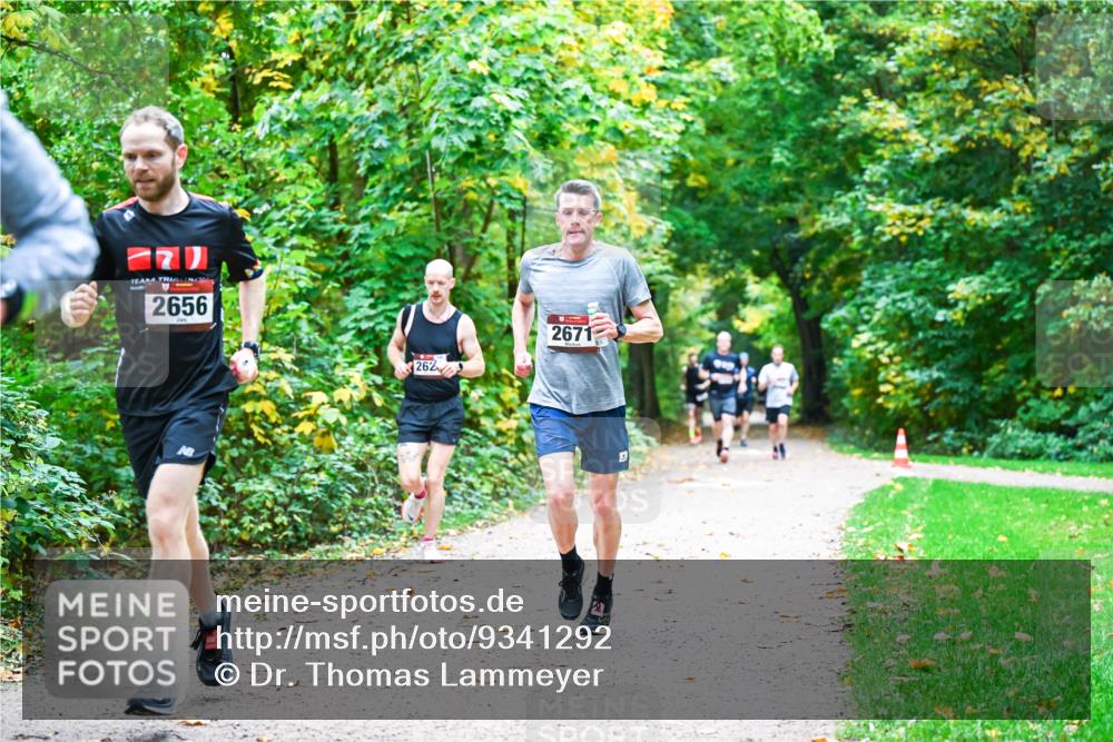 12.10.2025 - Bramfelder Halbmarathon 2025 Dr. Thomas Lammeyer http://msf.ph/oto/9341292 12.10.2025 09:51:20 Laufen 2656, 262, 2671 meine-sportfotos.de
