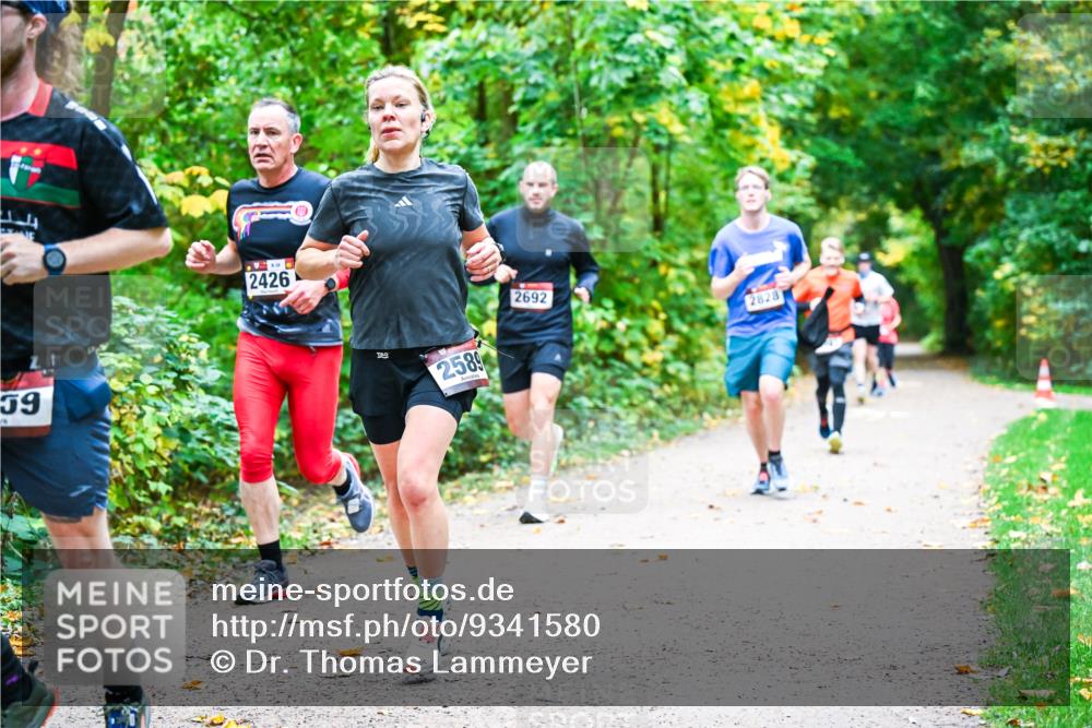 12.10.2025 - Bramfelder Halbmarathon 2025 Dr. Thomas Lammeyer http://msf.ph/oto/9341580 12.10.2025 09:52:18 Laufen 59, 2426, 2589, 2692, 2828 meine-sportfotos.de