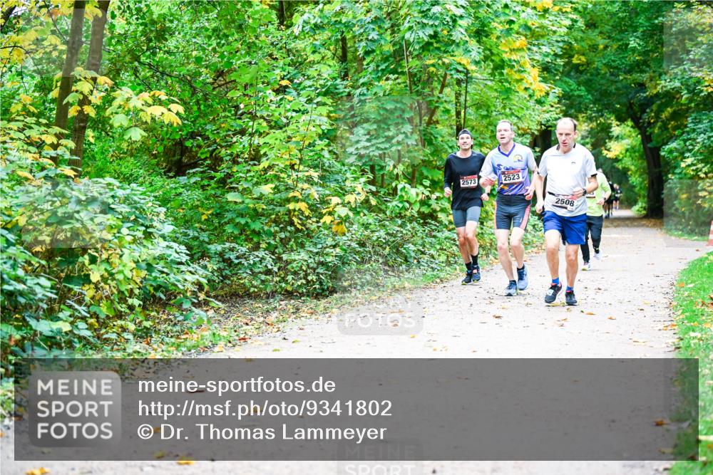12.10.2025 - Bramfelder Halbmarathon 2025 Dr. Thomas Lammeyer http://msf.ph/oto/9341802 12.10.2025 09:53:02 Laufen 2523, 2573, 2508 meine-sportfotos.de