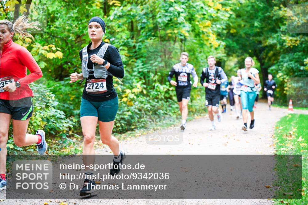 12.10.2025 - Bramfelder Halbmarathon 2025 Dr. Thomas Lammeyer http://msf.ph/oto/9342036 12.10.2025 09:53:49 Laufen 2359, 87, 2724, 2873 meine-sportfotos.de