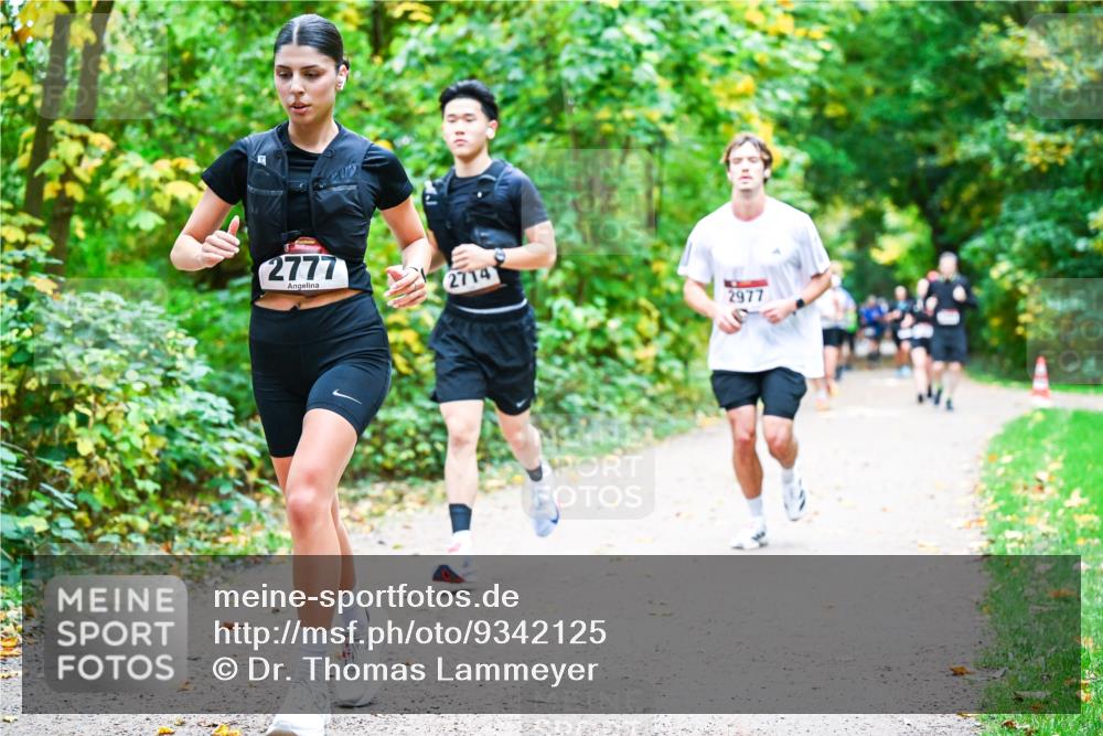 12.10.2025 - Bramfelder Halbmarathon 2025 Dr. Thomas Lammeyer http://msf.ph/oto/9342125 12.10.2025 09:54:05 Laufen 2777, 2714, 2977 meine-sportfotos.de