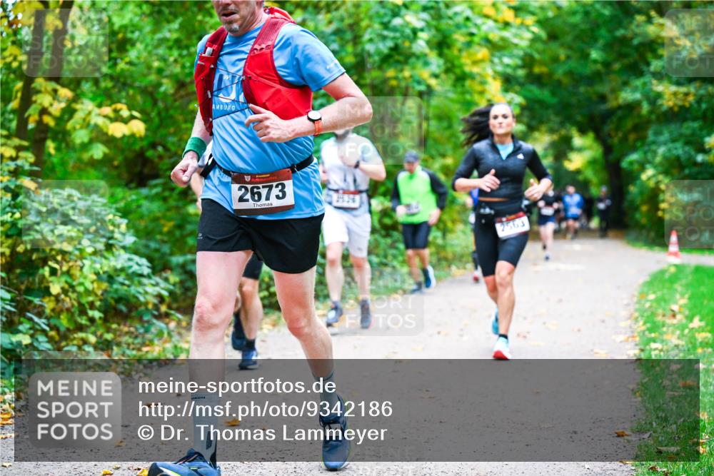 12.10.2025 - Bramfelder Halbmarathon 2025 Dr. Thomas Lammeyer http://msf.ph/oto/9342186 12.10.2025 09:54:15 Laufen 2673, 25, 26, 2563 meine-sportfotos.de