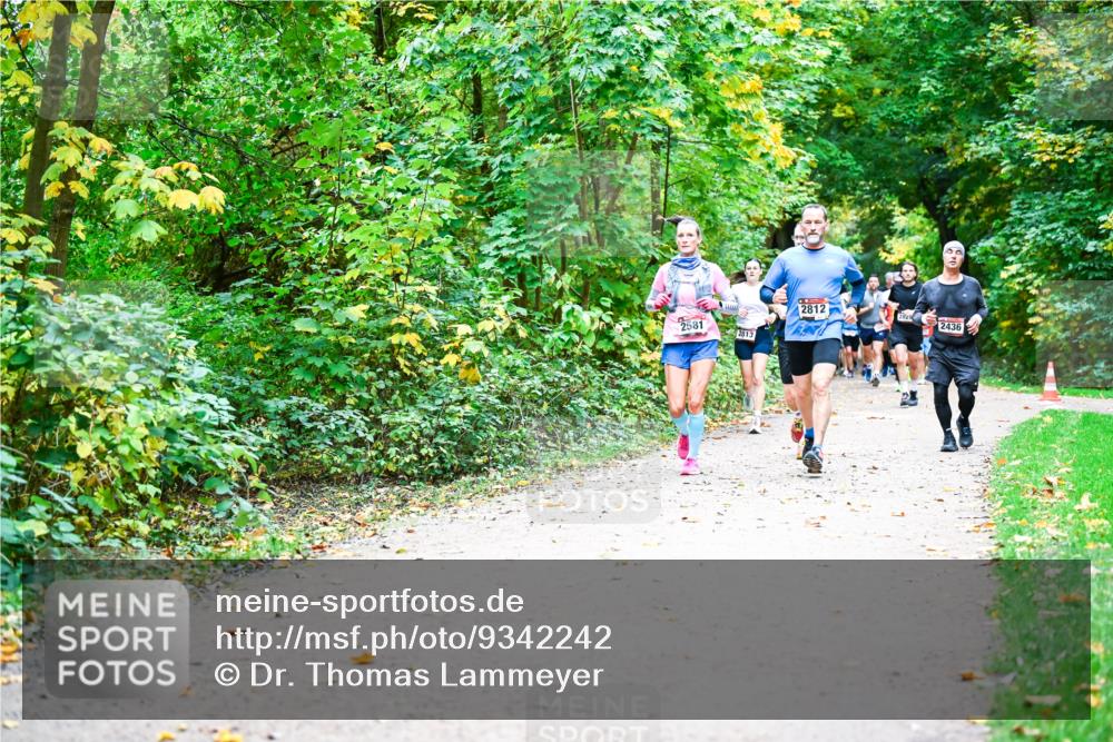 12.10.2025 - Bramfelder Halbmarathon 2025 Dr. Thomas Lammeyer http://msf.ph/oto/9342242 12.10.2025 09:54:25 Laufen 2581, 2813, 2812, 2436 meine-sportfotos.de