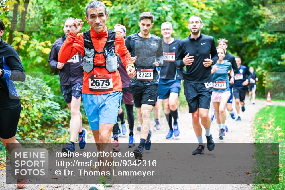 12.10.2025 - Bramfelder Halbmarathon 2025 Dr. Thomas Lammeyer http://msf.ph/oto/9342316 12.10.2025 09:54:37 Laufen 41, 2675, 2723, 2614, 29, 2737 meine-sportfotos.de