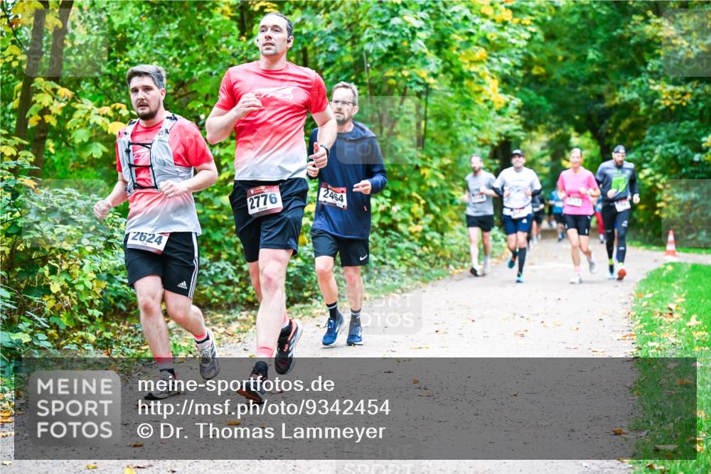 12.10.2025 - Bramfelder Halbmarathon 2025 Dr. Thomas Lammeyer http://msf.ph/oto/9342454 12.10.2025 09:55:04 Laufen 2624, 2776, 2464 meine-sportfotos.de