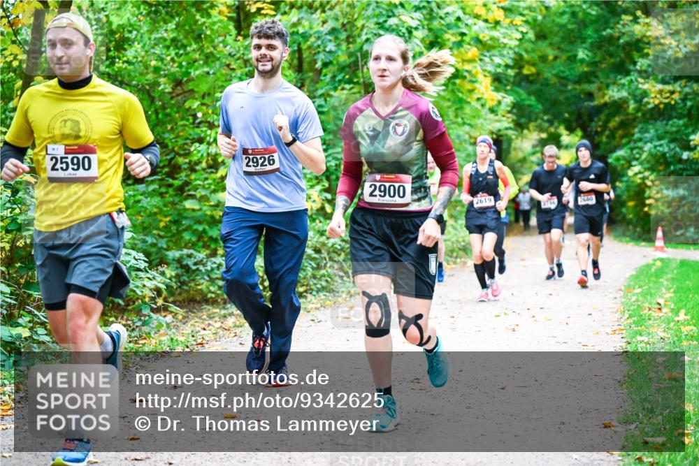 12.10.2025 - Bramfelder Halbmarathon 2025 Dr. Thomas Lammeyer http://msf.ph/oto/9342625 12.10.2025 09:55:31 Laufen 2590, 2926, 2900, 2619 meine-sportfotos.de