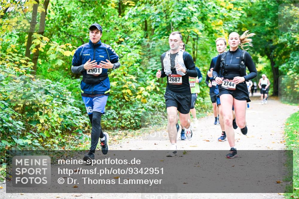 12.10.2025 - Bramfelder Halbmarathon 2025 Dr. Thomas Lammeyer http://msf.ph/oto/9342951 12.10.2025 09:56:42 Laufen 2901, 2687, 2744, 772 meine-sportfotos.de