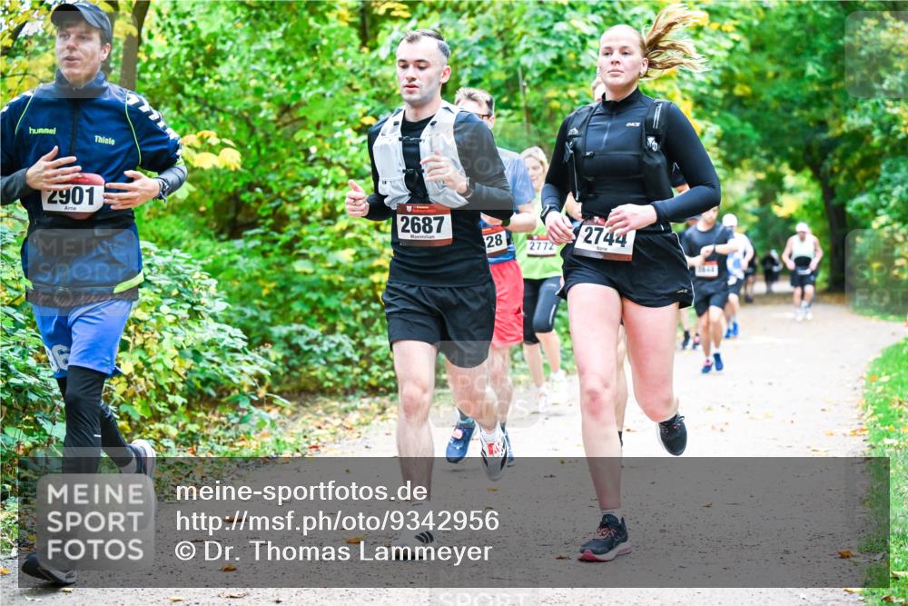 12.10.2025 - Bramfelder Halbmarathon 2025 Dr. Thomas Lammeyer http://msf.ph/oto/9342956 12.10.2025 09:56:42 Laufen 2901, 2687, 28, 2772, 2744 meine-sportfotos.de