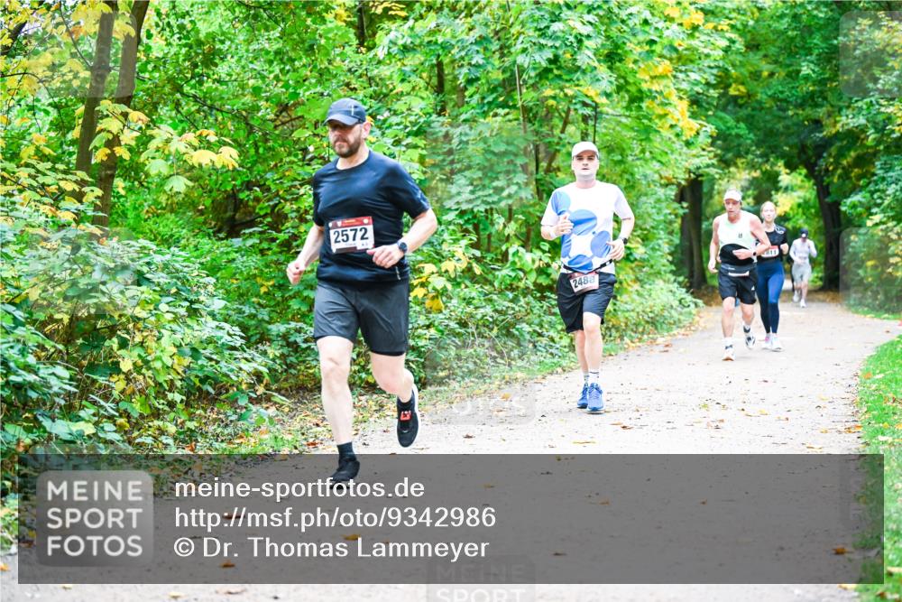 12.10.2025 - Bramfelder Halbmarathon 2025 Dr. Thomas Lammeyer http://msf.ph/oto/9342986 12.10.2025 09:56:48 Laufen 2572, 2488, 811 meine-sportfotos.de