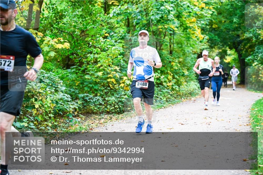 12.10.2025 - Bramfelder Halbmarathon 2025 Dr. Thomas Lammeyer http://msf.ph/oto/9342994 12.10.2025 09:56:49 Laufen 572, 2488, 2811 meine-sportfotos.de