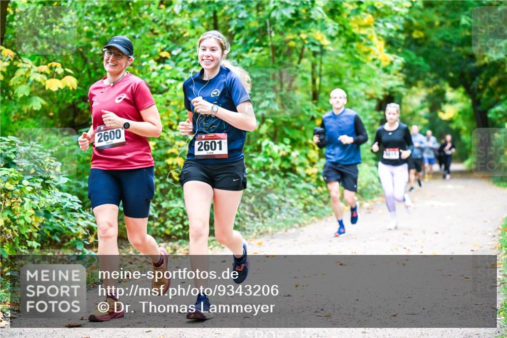 12.10.2025 - Bramfelder Halbmarathon 2025 Dr. Thomas Lammeyer http://msf.ph/oto/9343206 12.10.2025 09:57:39 Laufen 2600, 2601, 15 meine-sportfotos.de