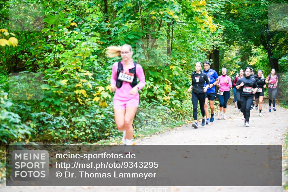12.10.2025 - Bramfelder Halbmarathon 2025 Dr. Thomas Lammeyer http://msf.ph/oto/9343295 12.10.2025 09:58:02 Laufen 2645, 2648, 2650, 555 meine-sportfotos.de