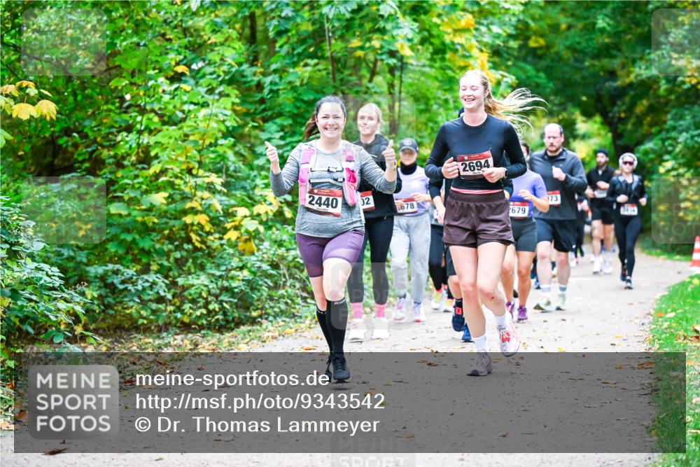 12.10.2025 - Bramfelder Halbmarathon 2025 Dr. Thomas Lammeyer http://msf.ph/oto/9343542 12.10.2025 09:58:45 Laufen 2440, 02, 5678, 2694, 2679, 073 meine-sportfotos.de