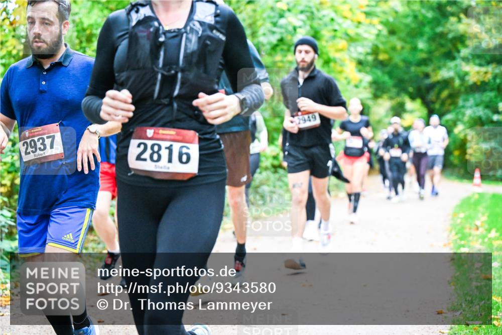 12.10.2025 - Bramfelder Halbmarathon 2025 Dr. Thomas Lammeyer http://msf.ph/oto/9343580 12.10.2025 09:58:52 Laufen 2937, 2816, 2949 meine-sportfotos.de