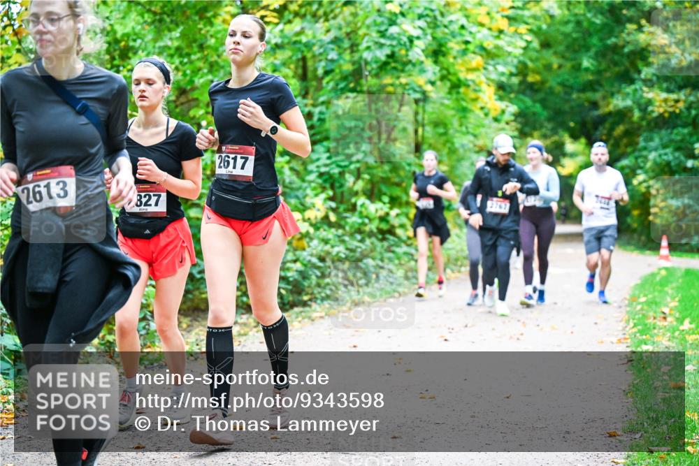 12.10.2025 - Bramfelder Halbmarathon 2025 Dr. Thomas Lammeyer http://msf.ph/oto/9343598 12.10.2025 09:58:55 Laufen 2613, 827, 2617, 276 meine-sportfotos.de