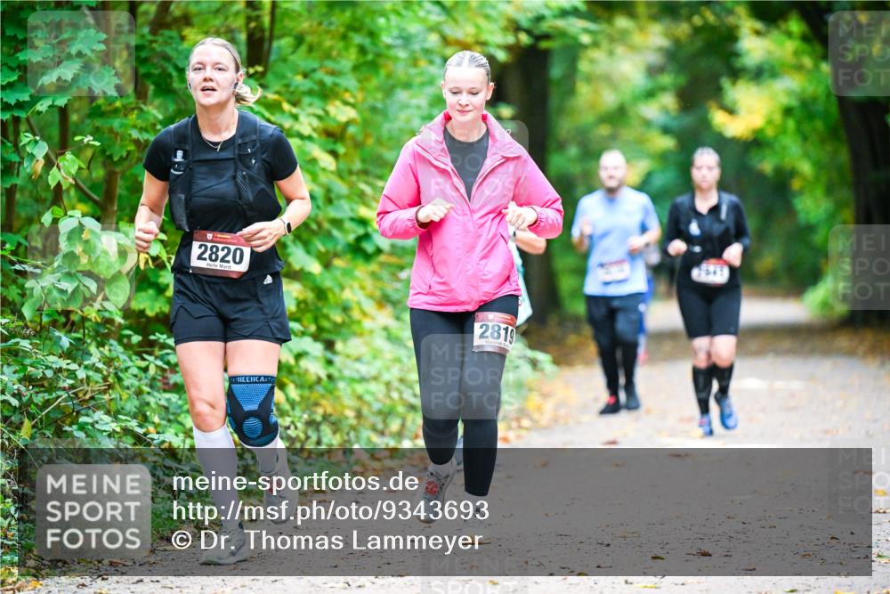 12.10.2025 - Bramfelder Halbmarathon 2025 Dr. Thomas Lammeyer http://msf.ph/oto/9343693 12.10.2025 09:59:29 Laufen 2820, 2819 meine-sportfotos.de