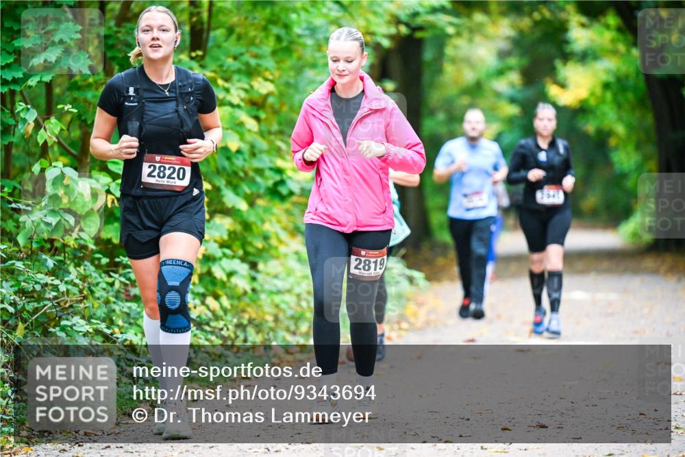12.10.2025 - Bramfelder Halbmarathon 2025 Dr. Thomas Lammeyer http://msf.ph/oto/9343694 12.10.2025 09:59:29 Laufen 2820, 2819 meine-sportfotos.de