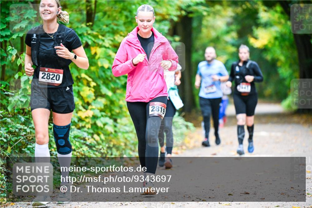 12.10.2025 - Bramfelder Halbmarathon 2025 Dr. Thomas Lammeyer http://msf.ph/oto/9343697 12.10.2025 09:59:29 Laufen 2820, 2819 meine-sportfotos.de