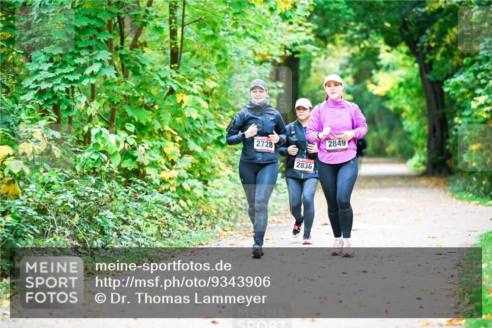12.10.2025 - Bramfelder Halbmarathon 2025 Dr. Thomas Lammeyer http://msf.ph/oto/9343906 12.10.2025 10:01:20 Laufen 2728, 2836, 2849 meine-sportfotos.de