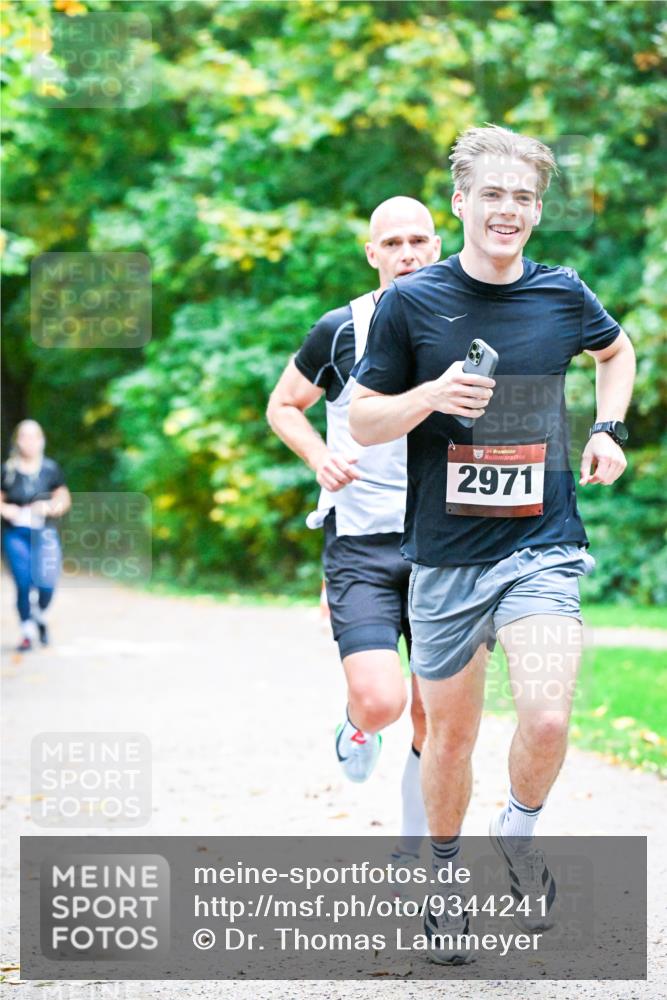 12.10.2025 - Bramfelder Halbmarathon 2025 Dr. Thomas Lammeyer http://msf.ph/oto/9344241 12.10.2025 10:07:17 Laufen 34, 2971 meine-sportfotos.de