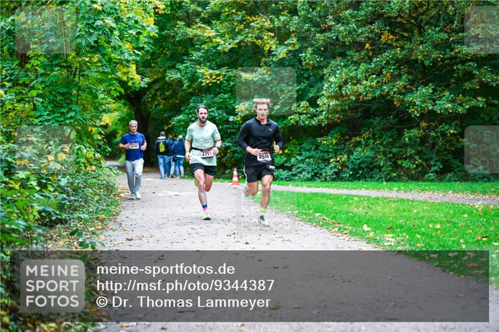12.10.2025 - Bramfelder Halbmarathon 2025 Dr. Thomas Lammeyer http://msf.ph/oto/9344387 12.10.2025 10:09:04 Laufen 2840, 2751, 2549 meine-sportfotos.de