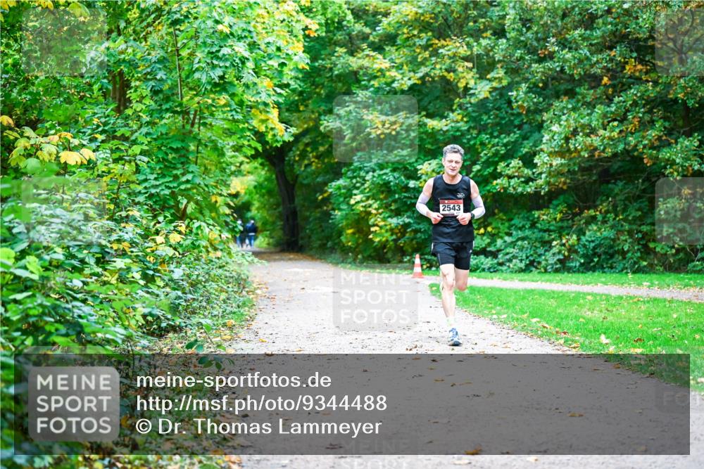 12.10.2025 - Bramfelder Halbmarathon 2025 Dr. Thomas Lammeyer http://msf.ph/oto/9344488 12.10.2025 10:09:48 Laufen 2543 meine-sportfotos.de