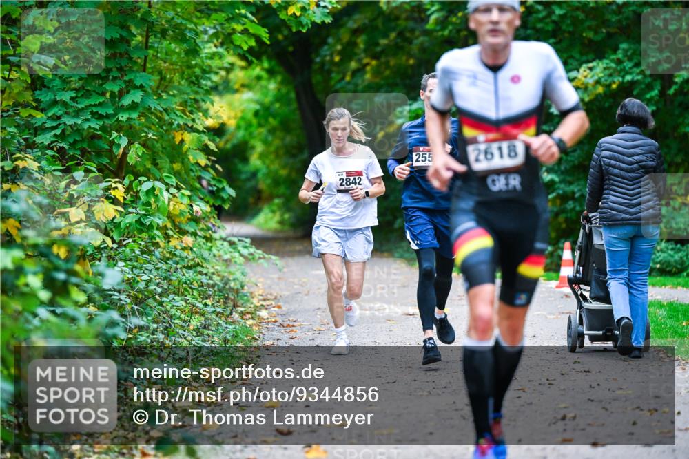 12.10.2025 - Bramfelder Halbmarathon 2025 Dr. Thomas Lammeyer http://msf.ph/oto/9344856 12.10.2025 10:12:48 Laufen 255, 2618, 2842 meine-sportfotos.de