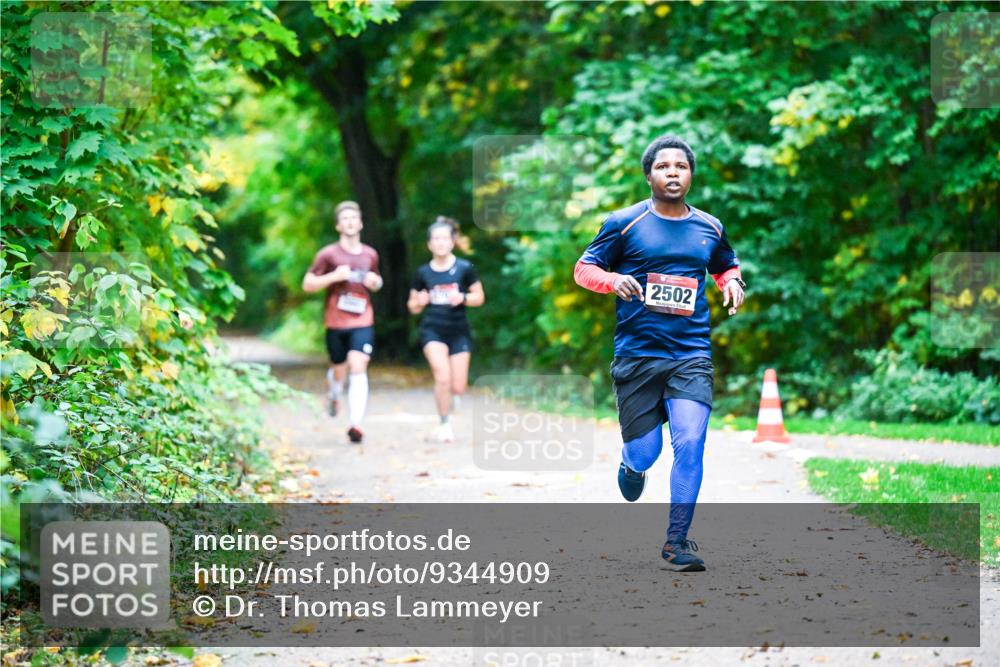 12.10.2025 - Bramfelder Halbmarathon 2025 Dr. Thomas Lammeyer http://msf.ph/oto/9344909 12.10.2025 10:13:05 Laufen 2502 meine-sportfotos.de