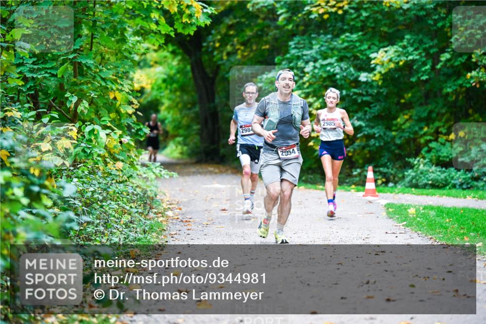 12.10.2025 - Bramfelder Halbmarathon 2025 Dr. Thomas Lammeyer http://msf.ph/oto/9344981 12.10.2025 10:13:30 Laufen 2984, 2954, 2985 meine-sportfotos.de