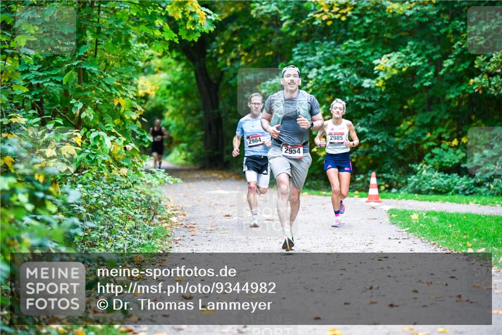 12.10.2025 - Bramfelder Halbmarathon 2025 Dr. Thomas Lammeyer http://msf.ph/oto/9344982 12.10.2025 10:13:30 Laufen 2984, 2954, 2985 meine-sportfotos.de