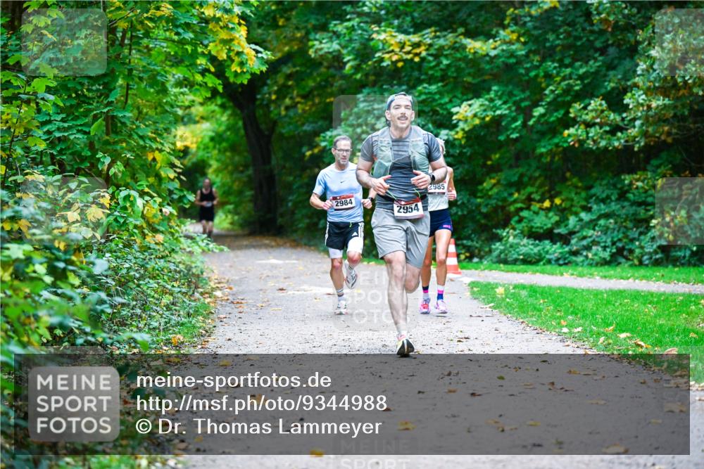 12.10.2025 - Bramfelder Halbmarathon 2025 Dr. Thomas Lammeyer http://msf.ph/oto/9344988 12.10.2025 10:13:31 Laufen 2984, 2954, 2985 meine-sportfotos.de