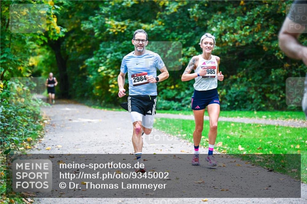12.10.2025 - Bramfelder Halbmarathon 2025 Dr. Thomas Lammeyer http://msf.ph/oto/9345002 12.10.2025 10:13:34 Laufen 2984, 985 meine-sportfotos.de