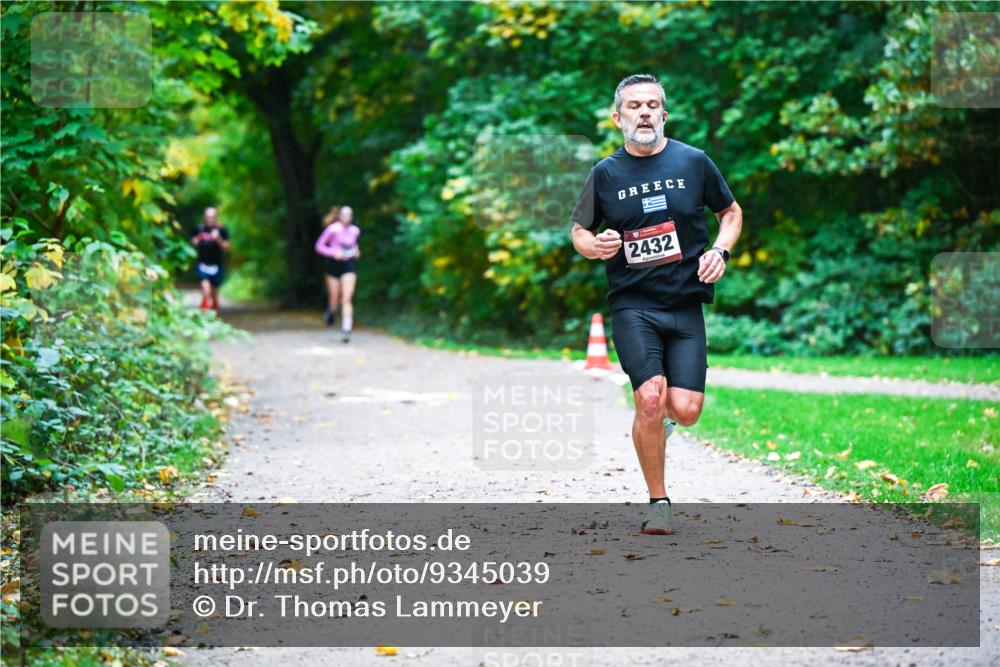 12.10.2025 - Bramfelder Halbmarathon 2025 Dr. Thomas Lammeyer http://msf.ph/oto/9345039 12.10.2025 10:13:46 Laufen 2432 meine-sportfotos.de