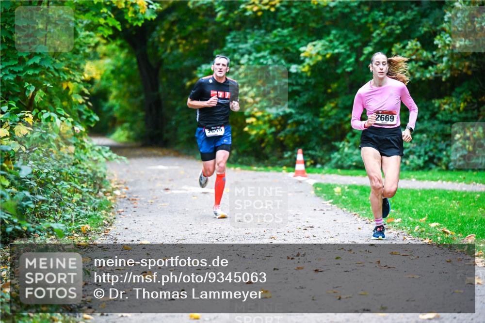 12.10.2025 - Bramfelder Halbmarathon 2025 Dr. Thomas Lammeyer http://msf.ph/oto/9345063 12.10.2025 10:13:53 Laufen 2659, 2669 meine-sportfotos.de
