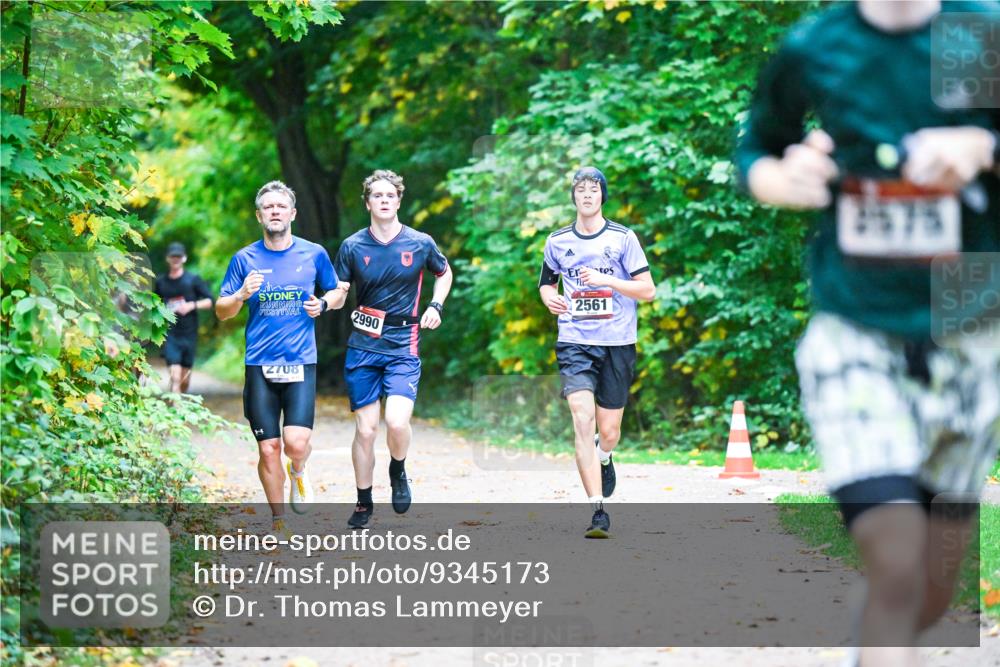 12.10.2025 - Bramfelder Halbmarathon 2025 Dr. Thomas Lammeyer http://msf.ph/oto/9345173 12.10.2025 10:14:32 Laufen 2708, 2990, 2561, 1675 meine-sportfotos.de
