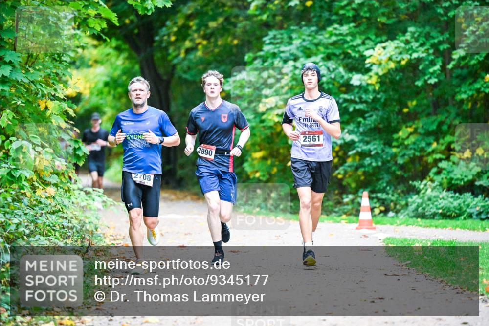 12.10.2025 - Bramfelder Halbmarathon 2025 Dr. Thomas Lammeyer http://msf.ph/oto/9345177 12.10.2025 10:14:32 Laufen 2708, 2990, 2561 meine-sportfotos.de