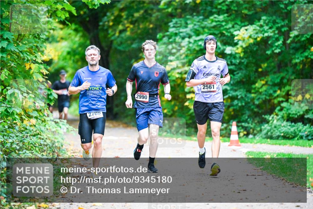 12.10.2025 - Bramfelder Halbmarathon 2025 Dr. Thomas Lammeyer http://msf.ph/oto/9345180 12.10.2025 10:14:33 Laufen 2708, 2990, 2561 meine-sportfotos.de
