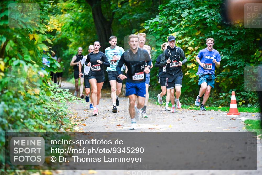 12.10.2025 - Bramfelder Halbmarathon 2025 Dr. Thomas Lammeyer http://msf.ph/oto/9345290 12.10.2025 10:15:04 Laufen 2636, 2571, 2895, 2676, 2, 2828 meine-sportfotos.de