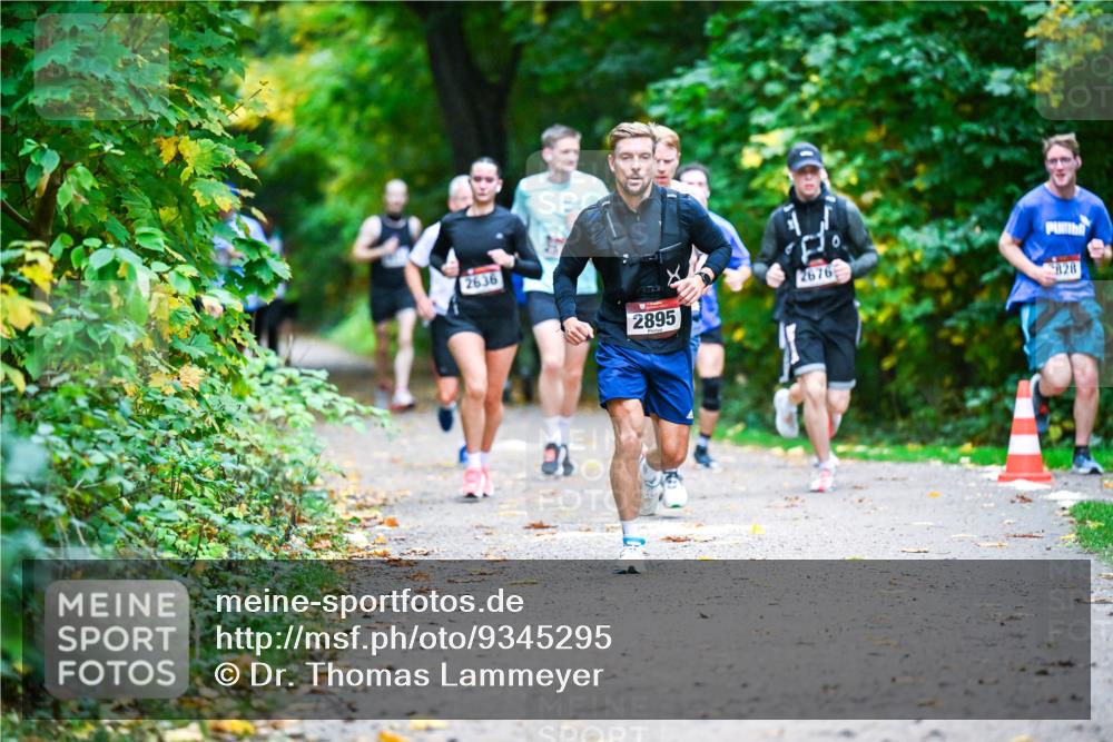 12.10.2025 - Bramfelder Halbmarathon 2025 Dr. Thomas Lammeyer http://msf.ph/oto/9345295 12.10.2025 10:15:04 Laufen 2636, 2895, 2676, 828 meine-sportfotos.de