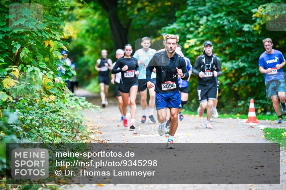 12.10.2025 - Bramfelder Halbmarathon 2025 Dr. Thomas Lammeyer http://msf.ph/oto/9345298 12.10.2025 10:15:05 Laufen 2638, 2895, 2676, 828 meine-sportfotos.de