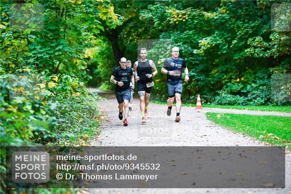 12.10.2025 - Bramfelder Halbmarathon 2025 Dr. Thomas Lammeyer http://msf.ph/oto/9345532 12.10.2025 10:16:19 Laufen 2823, 2858 meine-sportfotos.de