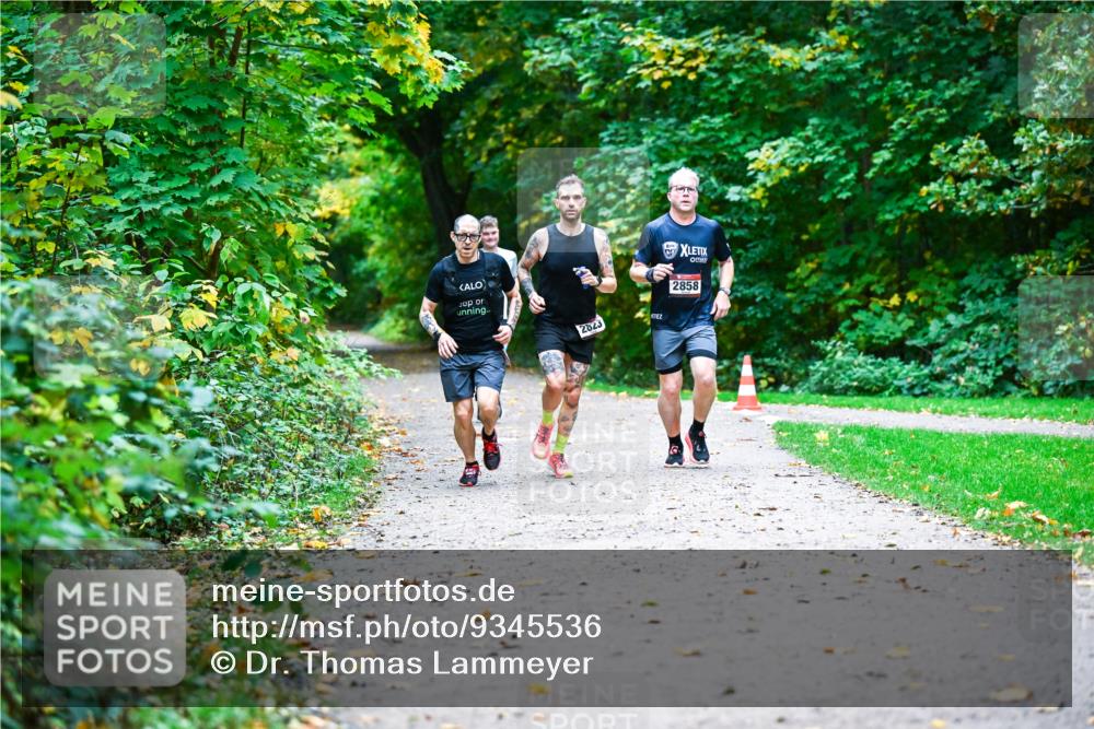 12.10.2025 - Bramfelder Halbmarathon 2025 Dr. Thomas Lammeyer http://msf.ph/oto/9345536 12.10.2025 10:16:20 Laufen 2823, 2858 meine-sportfotos.de