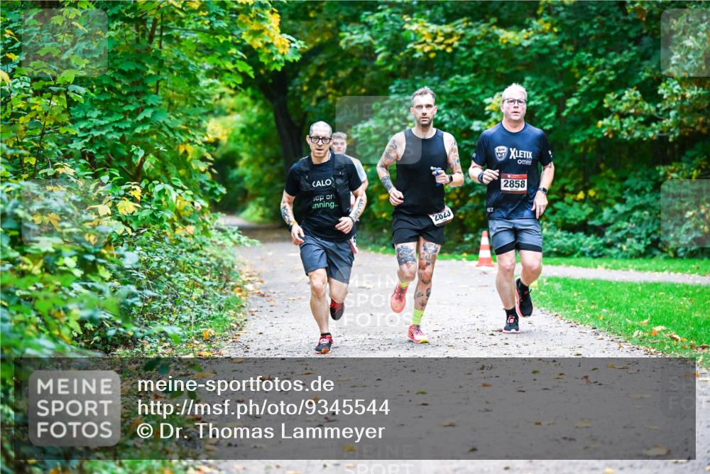 12.10.2025 - Bramfelder Halbmarathon 2025 Dr. Thomas Lammeyer http://msf.ph/oto/9345544 12.10.2025 10:16:21 Laufen 2823, 105, 2858 meine-sportfotos.de