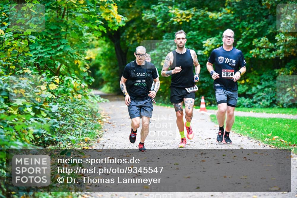 12.10.2025 - Bramfelder Halbmarathon 2025 Dr. Thomas Lammeyer http://msf.ph/oto/9345547 12.10.2025 10:16:21 Laufen 057, 2823, 2858 meine-sportfotos.de