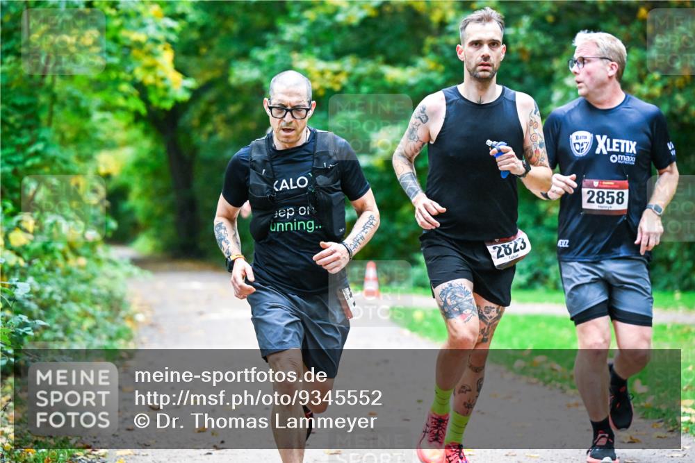 12.10.2025 - Bramfelder Halbmarathon 2025 Dr. Thomas Lammeyer http://msf.ph/oto/9345552 12.10.2025 10:16:23 Laufen 2823, 2858 meine-sportfotos.de